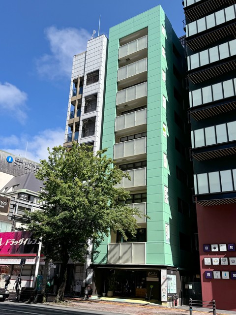 警固神社の表通り、グリーンのビルが目印