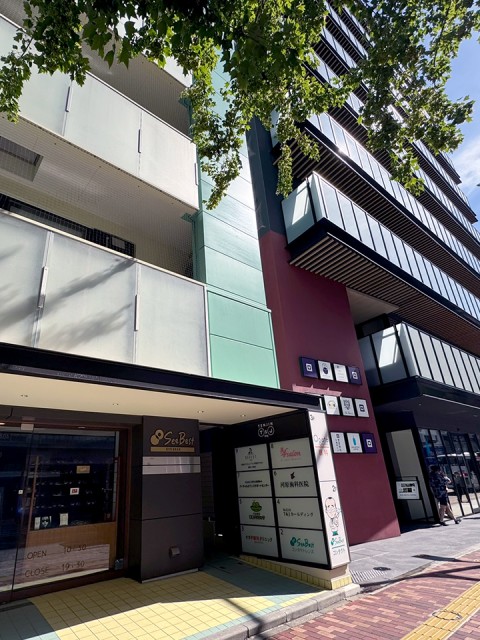 向かって右側看板前の通路よりお入りください